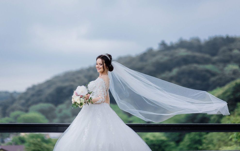 bride-with-long-white-dress