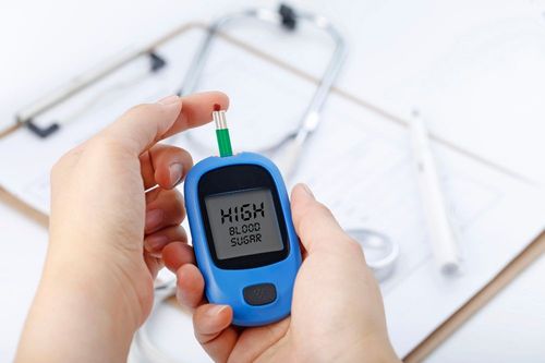 diabetes-test-with-gluco-meter